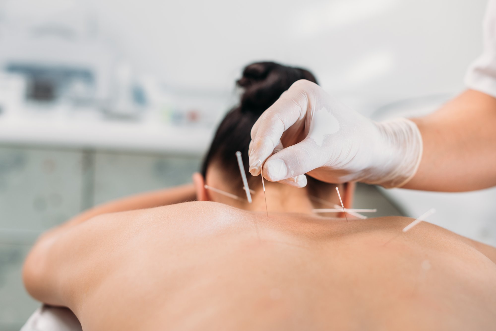 cropped-shot-of-cosmetologist-putting-needles-on-w-2024-11-17-18-07-02-utc (1)