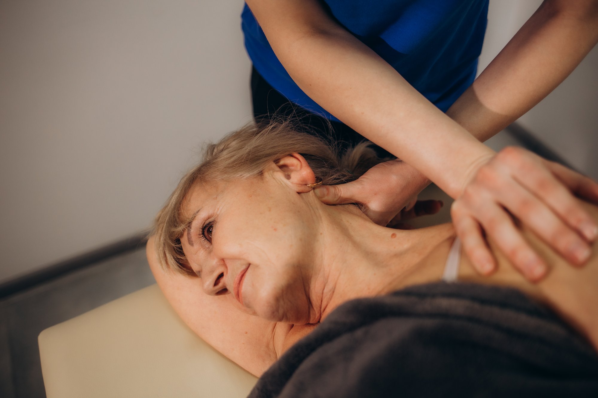 professional-masseuse-giving-a-back-and-shoulder-m-2025-03-13-15-58-04-utc